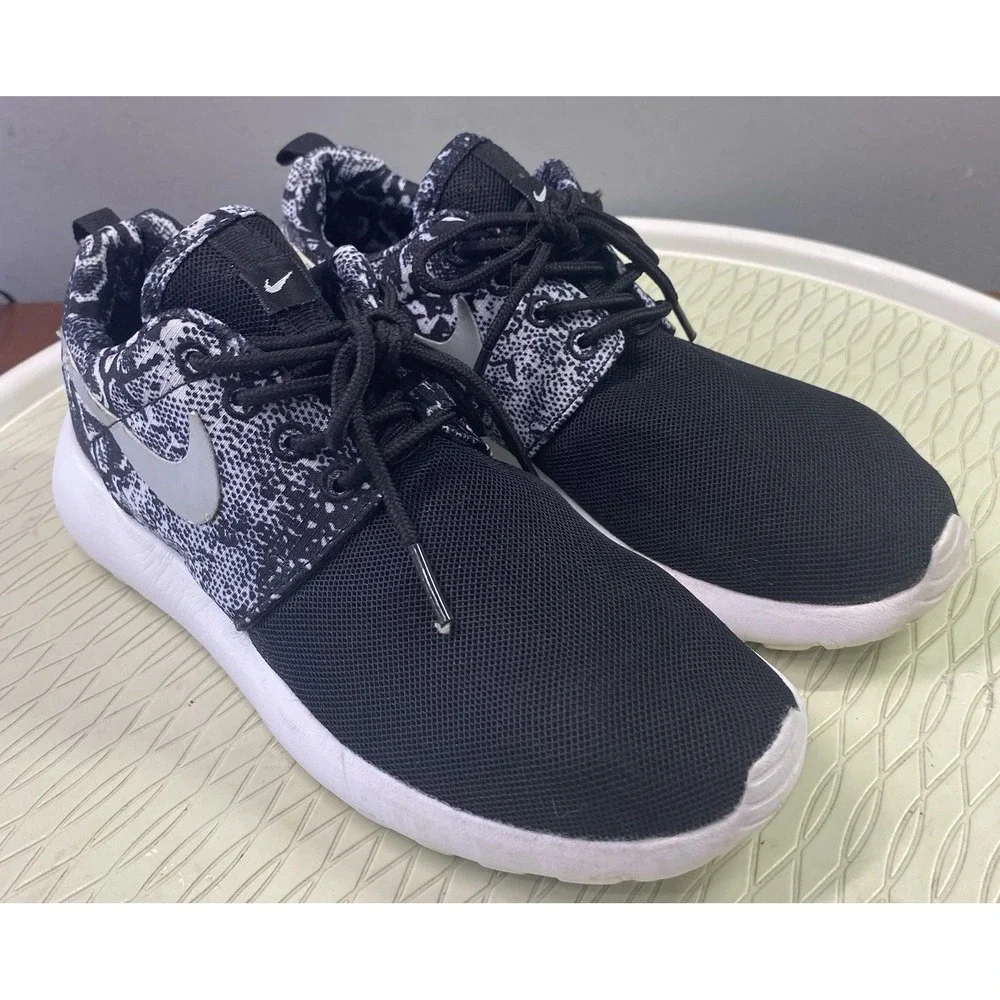 Nike Roshe One Python Print Women Black & White Athletic Running Sneakers 6.5